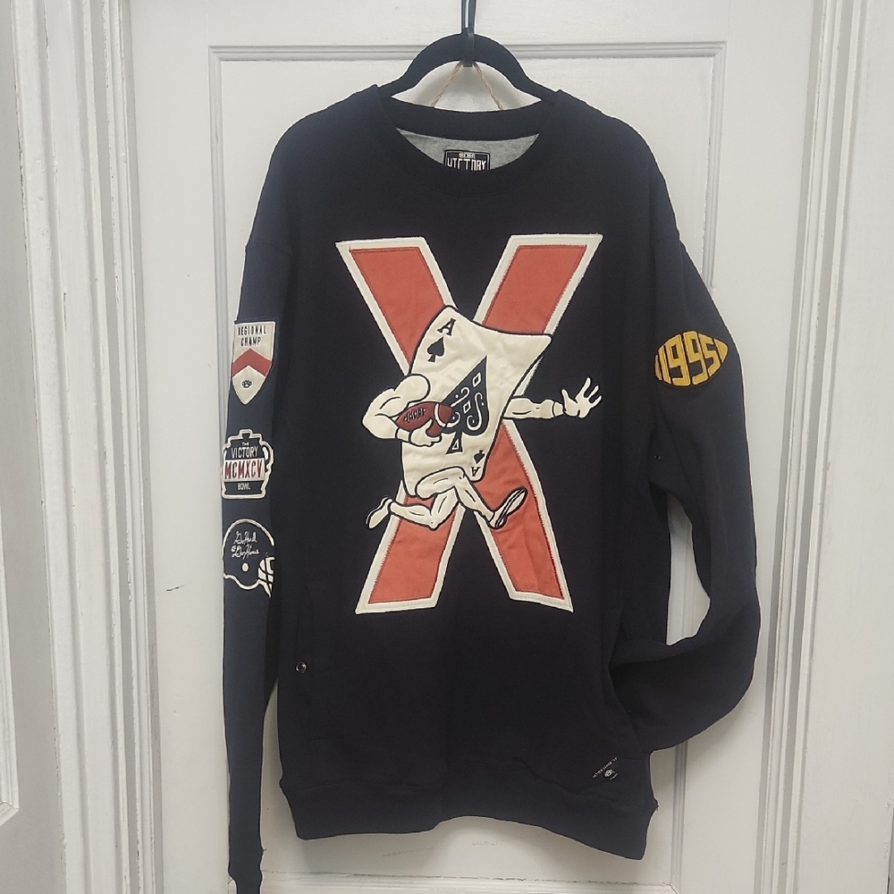 10.Deep VICTORY and Graphic WILDCARDS CREW Sweater